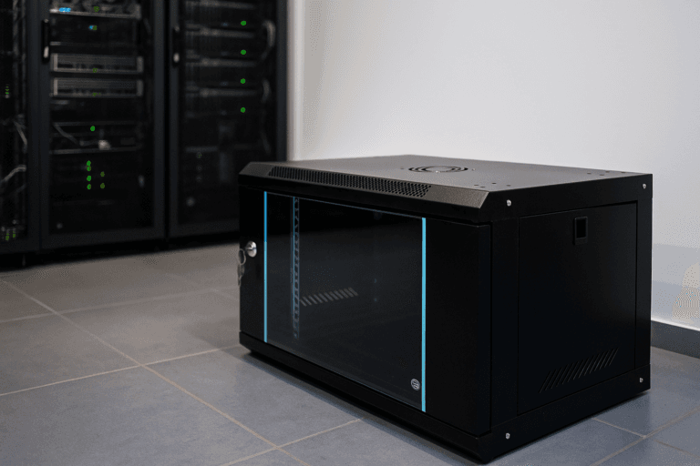 Jakie akcesoria do szaf rack zwiększają funkcjonalność systemów IT?