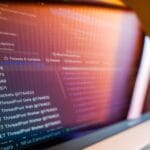 Analiza zrzutów stosu i heap dumpów: praktyczny warsztat Java developera Ekran komputera z kodem Java i informacjami z debuggera
