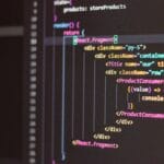 Zbliżenie ekranu z kodem HTML i JavaScript w edytorze Visual Studio Code